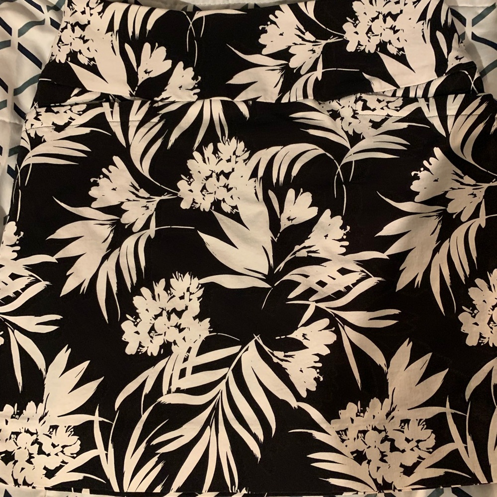 EUC S.C.&CO. Floral skirt 🖤🤍 - Picture 4 of 10